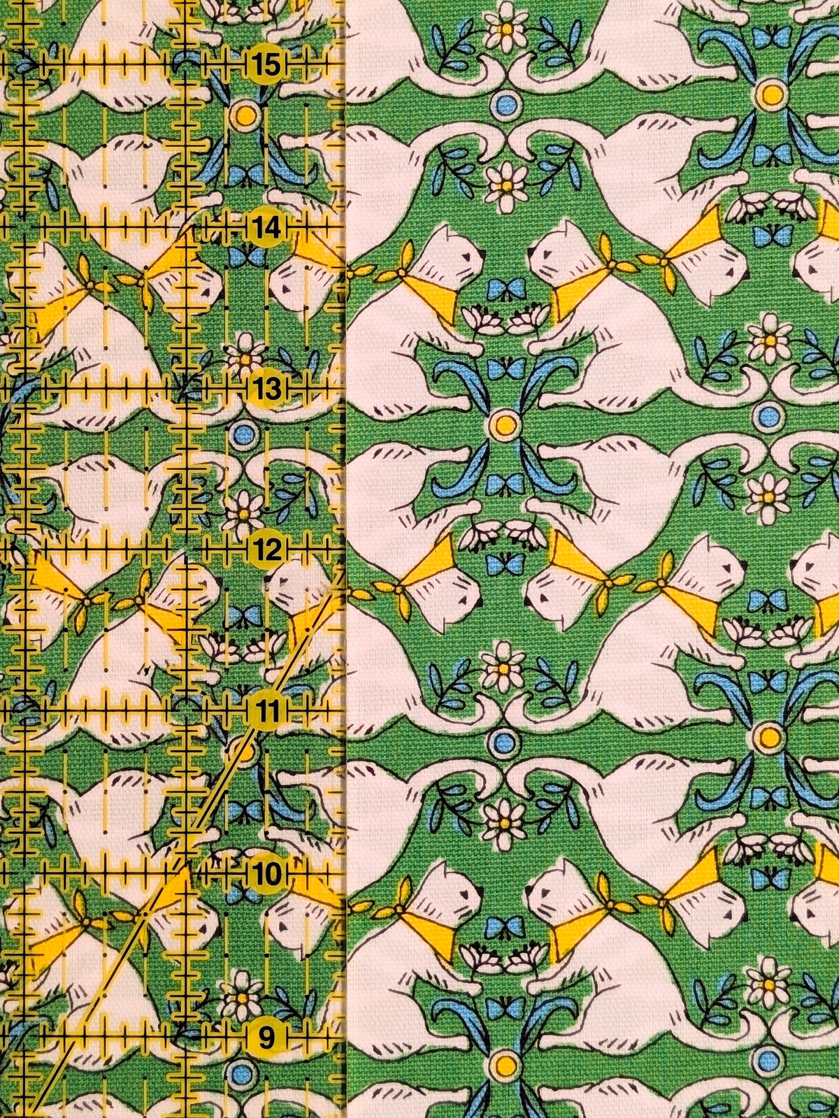 Yuwa - Kaleidoscope Cats Oxford Cotton Fabric - Green