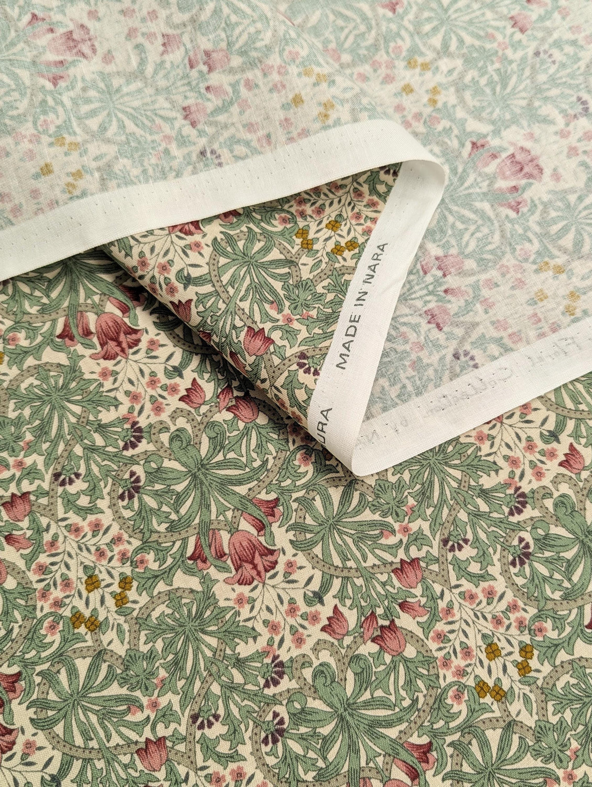 Tulips and Filigree Country Floral Japanese cotton sheeting fabric 88-0845-3B light tint