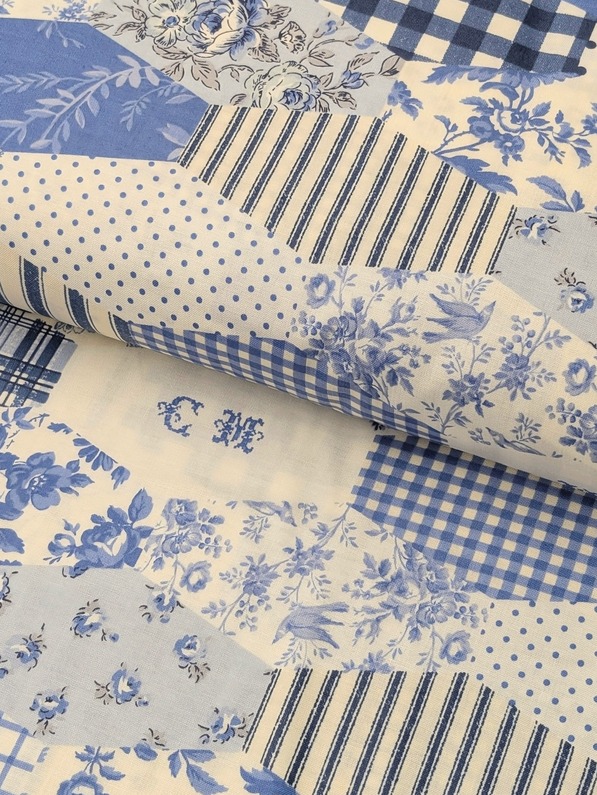 Yuwa - Patchwork Quilt Printed Cotton Sheeting Fabric - White & Blue