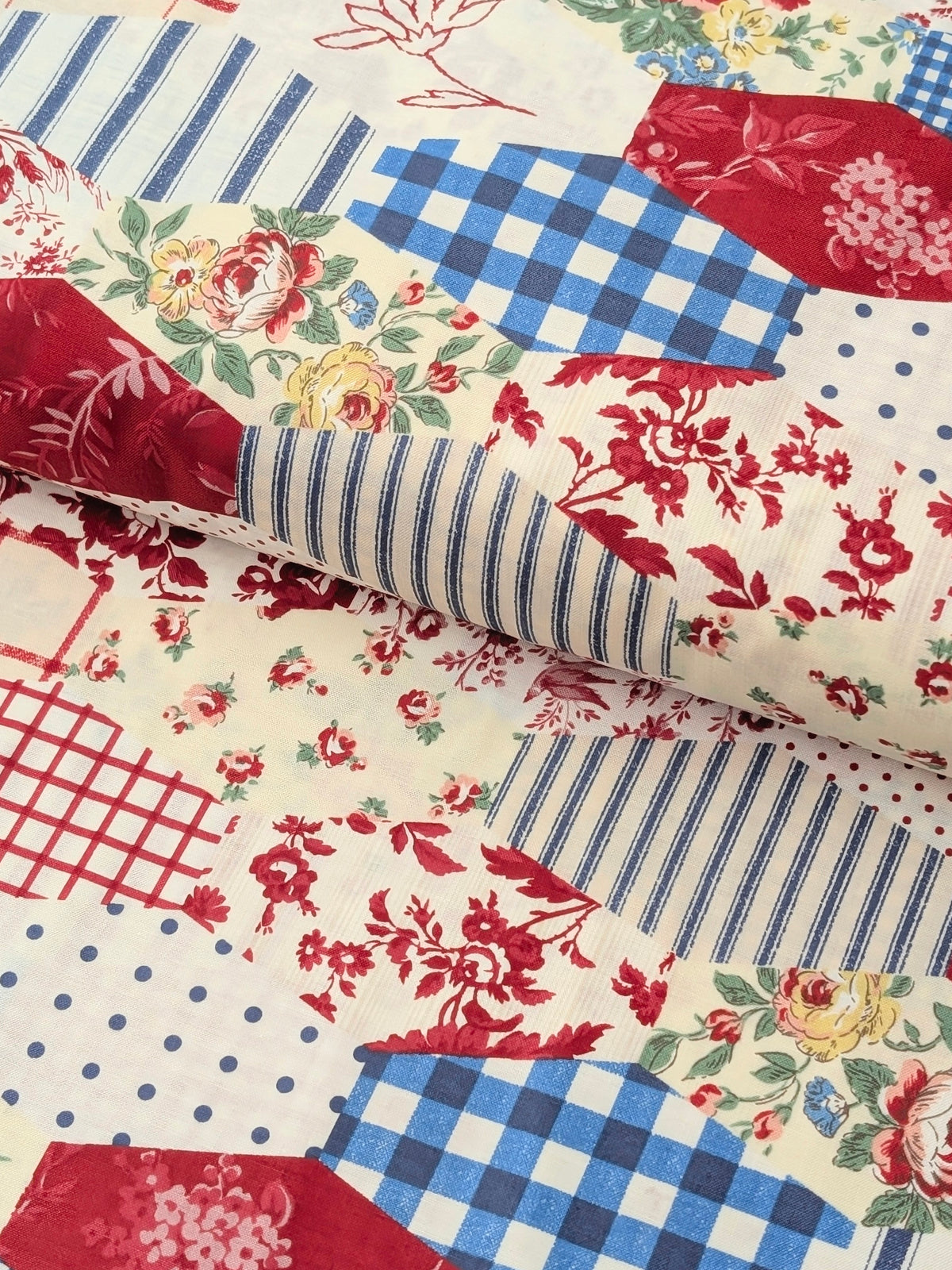 Yuwa - Patchwork Quilt Printed Cotton Sheeting Fabric - Red, White & Blue