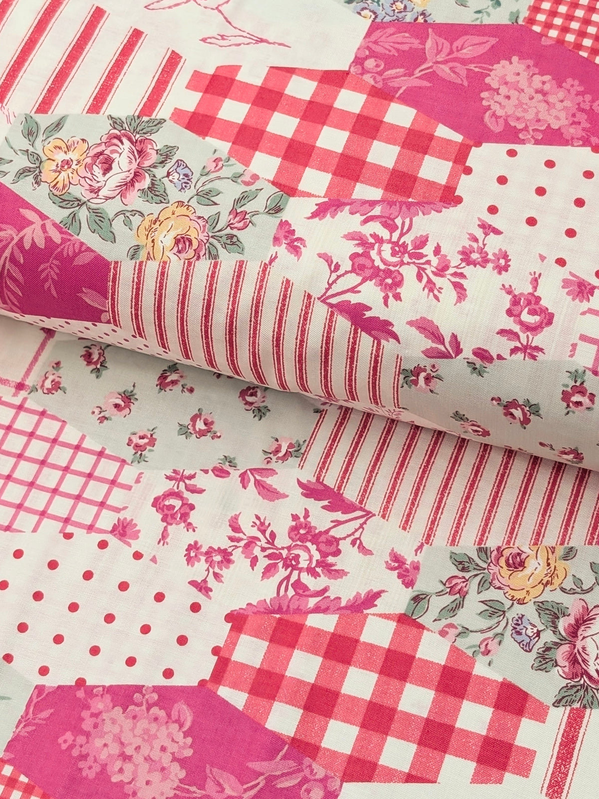 Yuwa - Patchwork Quilt Printed Cotton Sheeting Fabric - White & Pink