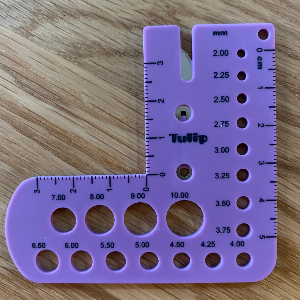 Tulip - Knitting Needle Gauge with Built-in Yarn Cutter - Purple