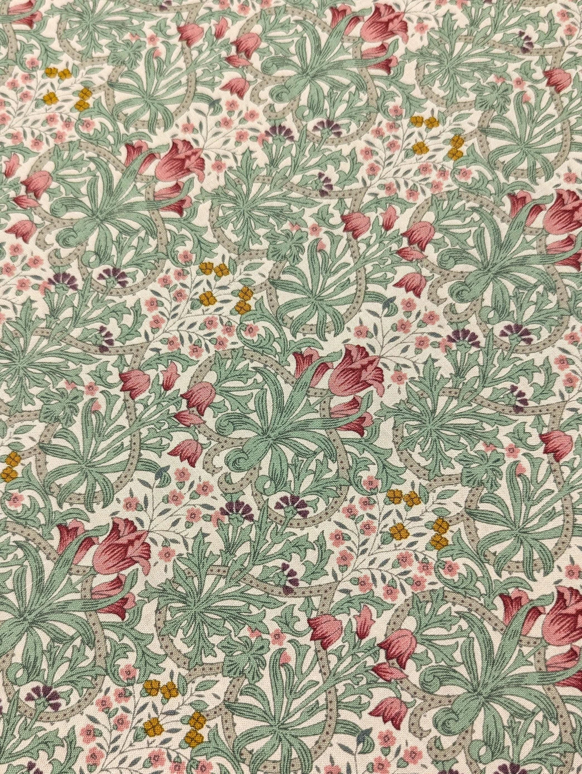 Tulips and Filigree Country Floral Japanese cotton sheeting fabric 88-0845-3B light tint