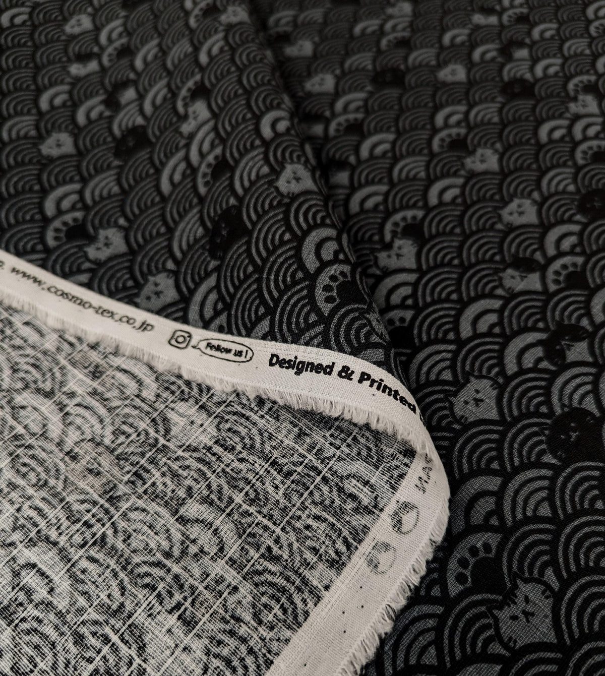 Waves with Cats Cosmo Japanese cotton dobby fabric AP41903-2E gray